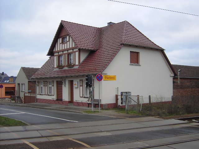 Ortsteil Coschen, Hauptstrae - Bckerei Lehmann , Oder-Neisse-Radweg, am 21.02.2004