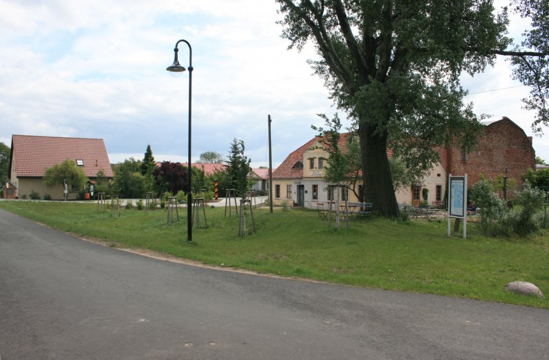 Ortsteil Ratzdorf, Am Oderdamm, Gast- und Tanzwirtschaft Kajte, gesehen vom Oder-Neisse-Radweg am 04.06.09