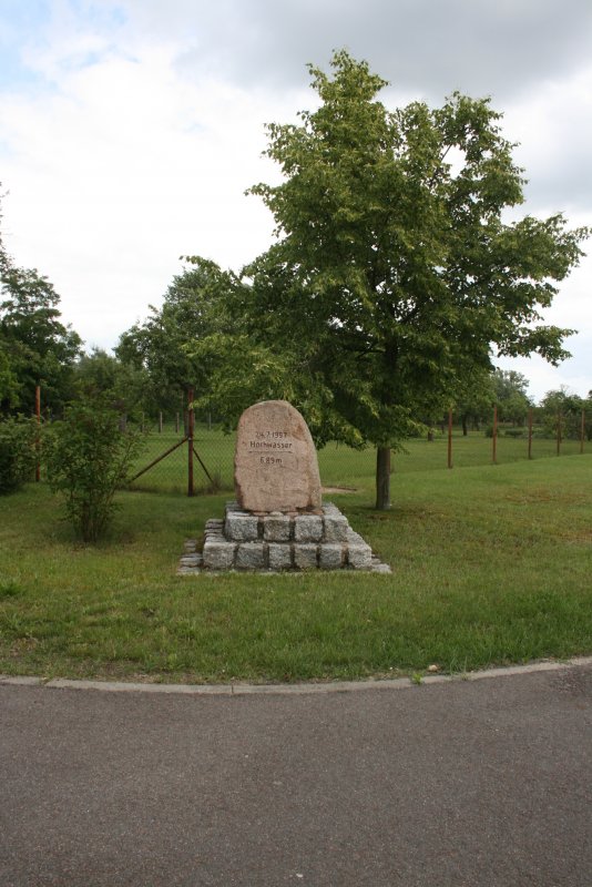 Ortsteil Ratzdorf, Gedenkstein Oder-Hochwasser,Aufschrift: 24.07.1997, Hochwasser, 6,98m. Gesehen am   04.06.09
