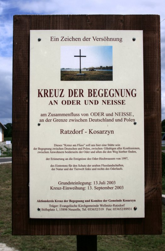 Ortsteil Ratzdorf, Hinweisschild, Kreuz der Vershnung, gesehen am 04.06.09. Hinweis: Das Kreuz steht auf einer Landzunge im Bereich Oder-Neisse-Mndung