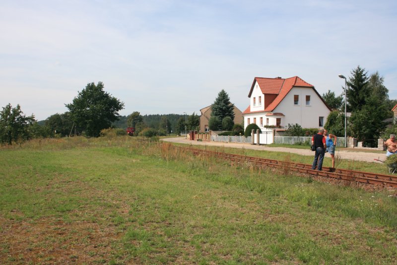 Ortsteil Schlagsdorf, Am Weinberg. Geschftsfhrer J. Gorr der Boerner Kies - und Steinwerk GmbH und Co KG im Gesprch einem Anwohnern der Bahnstrecke. 