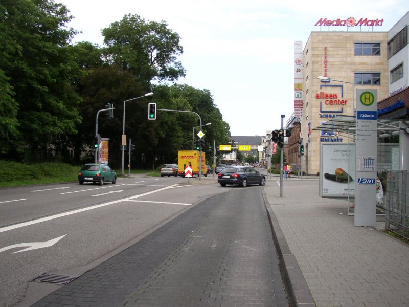 Ostallee in Trier. Rechts zu sehen das Alleen-Center in Trier, sowie die Bushaltestelle  Stadtwerke . 11.06.07
