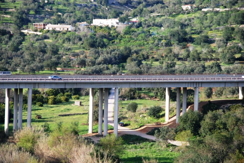 PADERNE (Concelho de Albufeira), 04.03.2008, Blick von der Burgruine auf die mautpflichtige Autobahn Albufeira - Lisboa