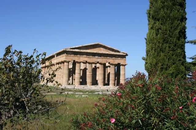 Paestum ist eine antike griechische Stadt auf Italienischen Boden und liegt in der Seleebene, suedlich von Salerno.