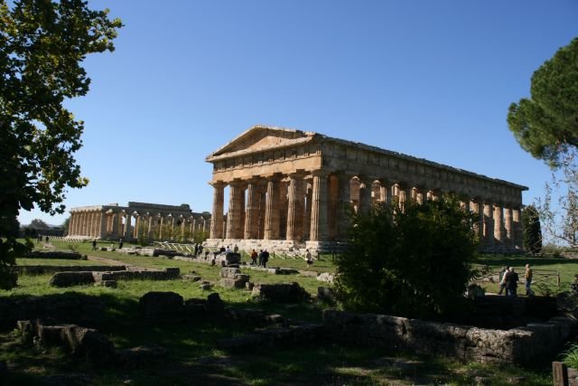 Paestum wurde im 7.Jh. vor Christi gegruendet. Die Stadt wurde von den Griechen Poseidonia genannt und wuchs um den heiligen Tempelbezirk bald zur stattlichen Groesse und bedeutung heran.