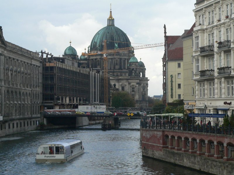 Palast der Republik (im Abbruch), Dom und Nikolaiviertel (v.l.)
An der Stelle des Palastes der Repubklik soll das Berliner Schloss wieder aufgebaut werden. Die Pleitestadt Berlin hat vor einigen Tagen aus Karlsruhe eine Abfuhr erhalten, was Hilfen aus anderen Bundeslndern angeht. Man hofft nun, dass der Bund das Schloss alleine finanziert. 29.10.2006