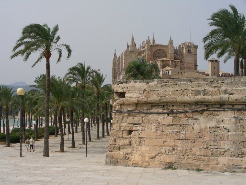 P?alma de Mallorca: Stadtmauer und Kathedrale (September 2007)