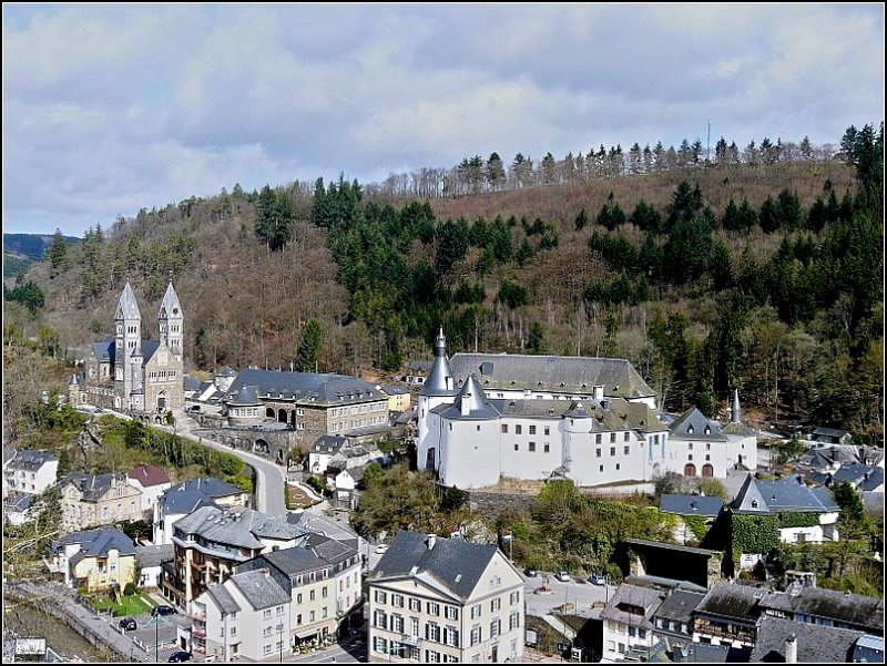Panorama von Clervaux aufgenommen an der Strae nach Marnach am 29.03.08. (Jeanny)