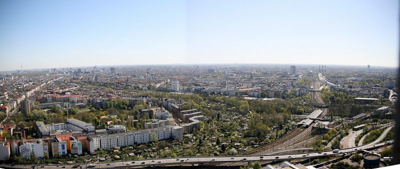 Panorama vom Messeturm des ICC Berlin. Blick auf den Sden Berlins, mit Wilmersdorf, Schneberg... Unten schlngelt sich die Stadtautobahn durchs Bild, daneben sind die Gleise der S-Bahn die zum Bahnhof Westkreuz fhren. Ganz links weit hinten sieht man noch den Funkturm am Alexanderplatz. 