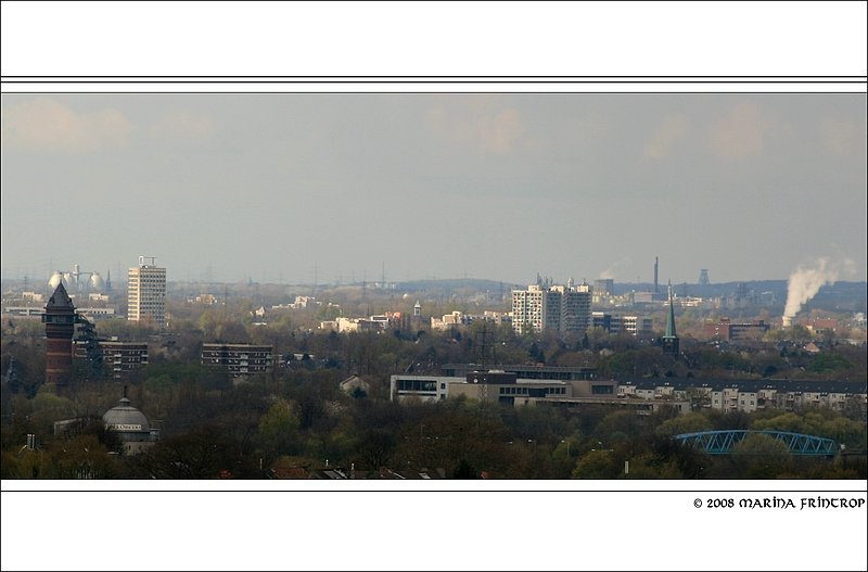 Panorama Mlheim an der Ruhr - Links im Bild lsst sich die Camera Obscura (ehemals der Broicher Wasserturm) und das Wassermuseum Aquarius in Mlheim-Styrum erkennen.