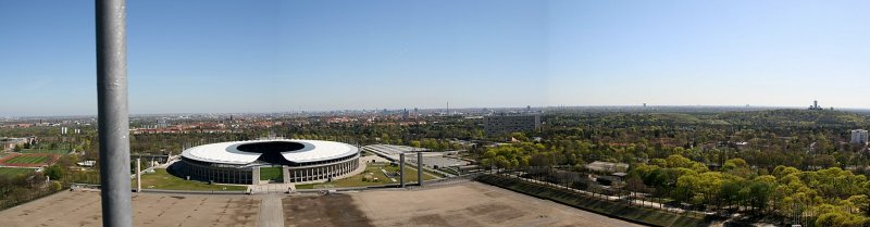 Panoramablick vom Glockenturm des Olympiastadions gen Osten. Im Vordergrund das Maifeld, dahinter das Stadion. Rechts daneben ist das LeCorbusier Haus.