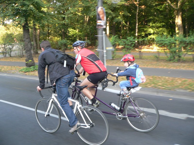 Papa und Sohn - das Rad hat mich fasziniert. Meine Tochter ist leider noch nicht gro genug, aber im nchsten Jahr wird sie sicher in irgendeiner Form teilnehmen. 26.9.2009