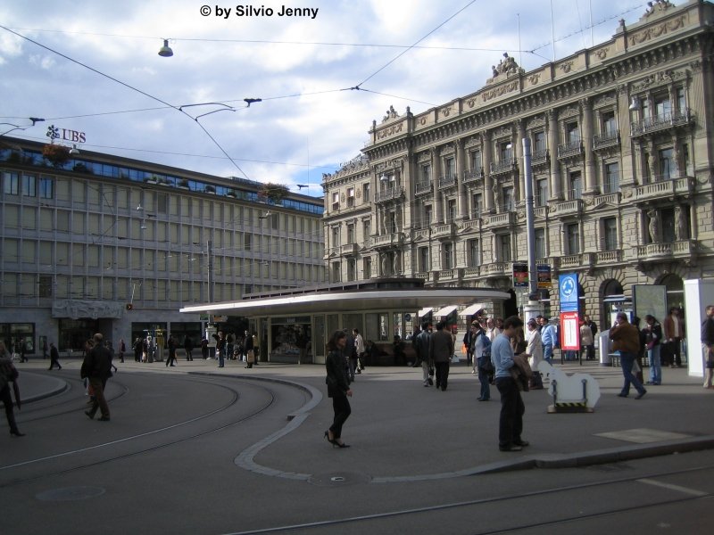Paradeplatz in Zrich, in Mitten der Grossbanken UBS und Credit Suisse. Der Paradeplatz ist bei den Schweizer Monopoly's als teuerstes Pflaster bekannt.