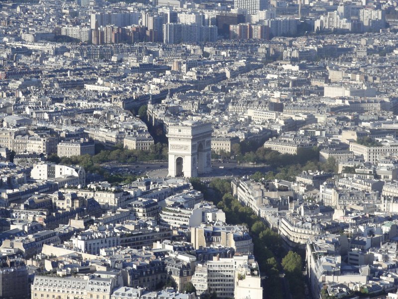Paris am 08.10.2006: Arc de Triomphe vom Eiffelturm aus gesehen. Der Triumpfbogen ist eines der Wahrzeichen von Paris.