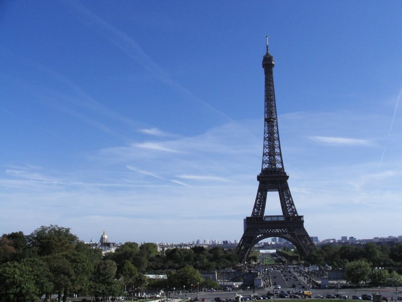 Paris am 08.10.2006: Der Eiffelturm von 1889. Mehr mu man dazu nicht wirklich sagen, auer vielleicht, da Monsieur Eiffel noch einige weitere berhmte Bauwerke - meistens Brcken - ersonnen hat als nur dieses wunderbare Stck, da beinahe nach der Funkausstellung 1909 wieder abgerissen wurde. 