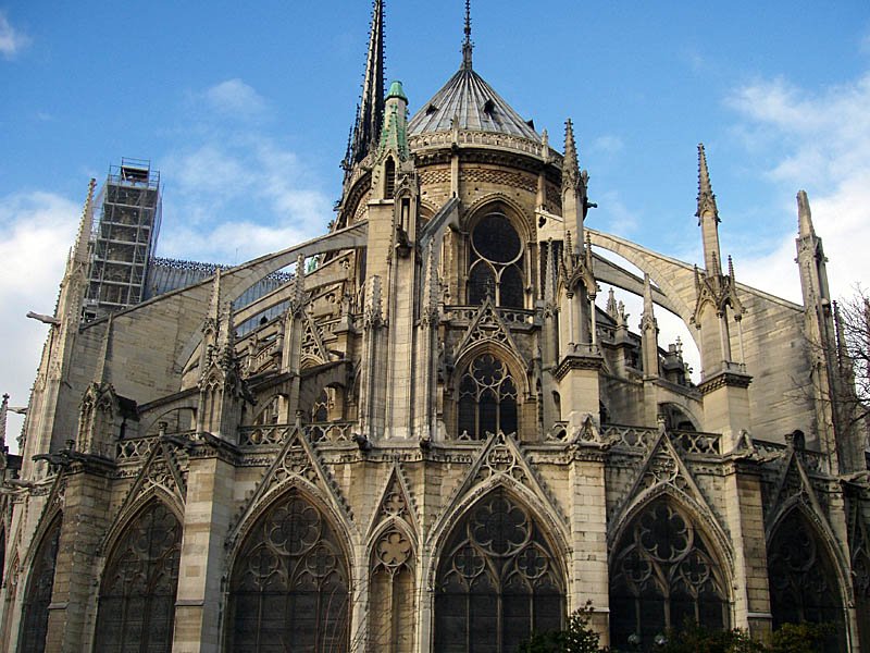 Paris, Kathedrale Notre Dame, Chor mit Strebebgen, Fialen und Kapellenkranz. Dieser Teil hochgotisch. Aufnahme Richtung Westen, 25. Dez 2004, 12:56