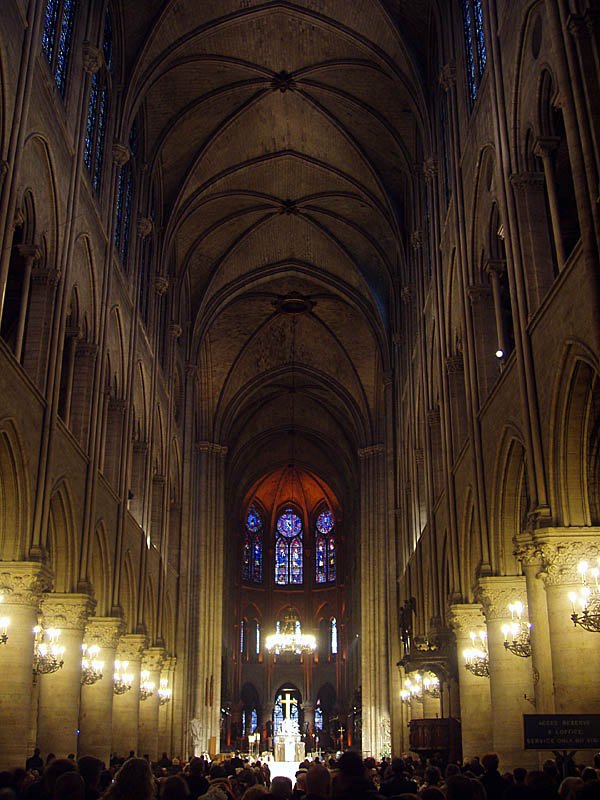 Paris, Kathedrale Notre Dame. Mittelschiff Richtung Osten. 25. Dez. 2003, 12:01