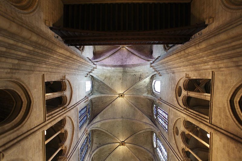 Paris, Notre Dame von innen und unten. Fotoweitblick