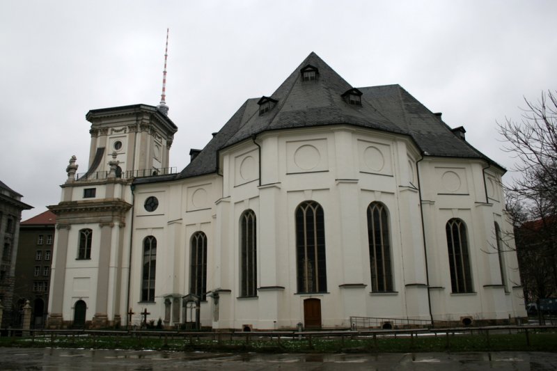 Parochialkirche:
Nering erbaute diese einzigartige Kirche mit einem quadratischen Grundriss und vier halbkreisfrmigen Konchen. Der offene Kirchturm sollte eigentlich das Glockenspiel bekommen, das fr den Mnzturm Schlters bestimmt war. Jedoch war der Klang so schlecht dass er neu gemacht werden musste. 1944 brannte die Kirche aus und der Turm strzte ein, 1991 erfolgte ein einfacher Wiederaufbau.
