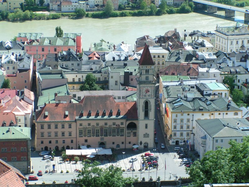 Passau-Rathaus aus der Perspektive vom Turm der Veste-Oberhaus_070616