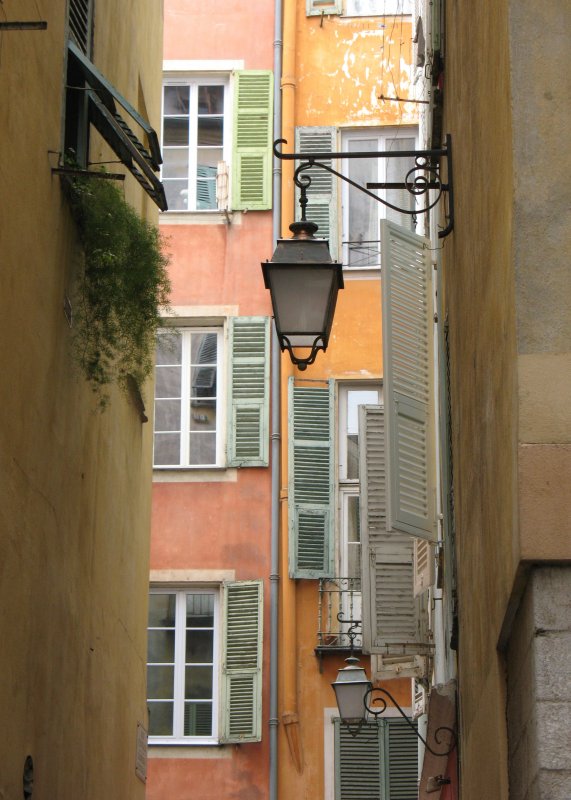 Pastellfarben in den Gassen der Altstadt von Nizza.
(April 2009)