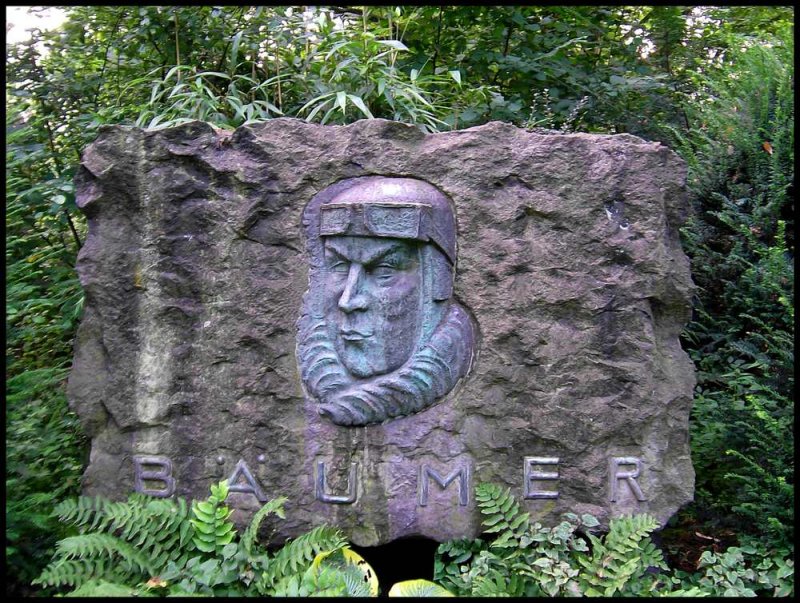 Paul Bumer Denkmal in Duisburg Meiderich... Das am 7. Juli 1929 enthllte Denkmal aus Basalt wurde von Kurt Schwippert gestaltet. Es erinnert an den am 06. Mai 1896 in Meiderich geborenen berhmten Flieger Paul Bumer. Er strzte am 15. Juli 1927 bei einem bungsflug ber der Nordsee ab.
