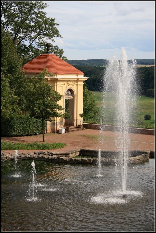 Pavillon und Springbrunnen im Barockgarten Schloss Lichtenwalde am 18.08.07. Von der Mauer kann man einen schnen Blick ins Zschopautal genieen.