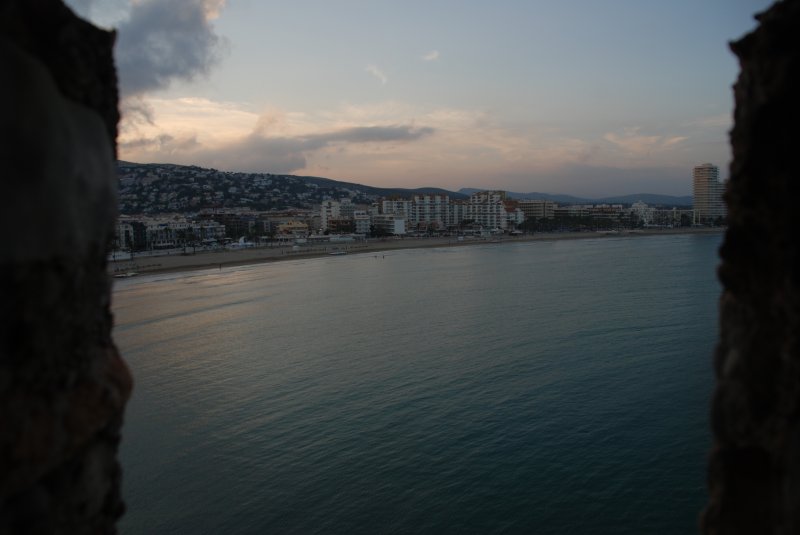 PESCOLA (Provincia de Castelln), 01.10.2007, Blick von der Burg auf den Strand