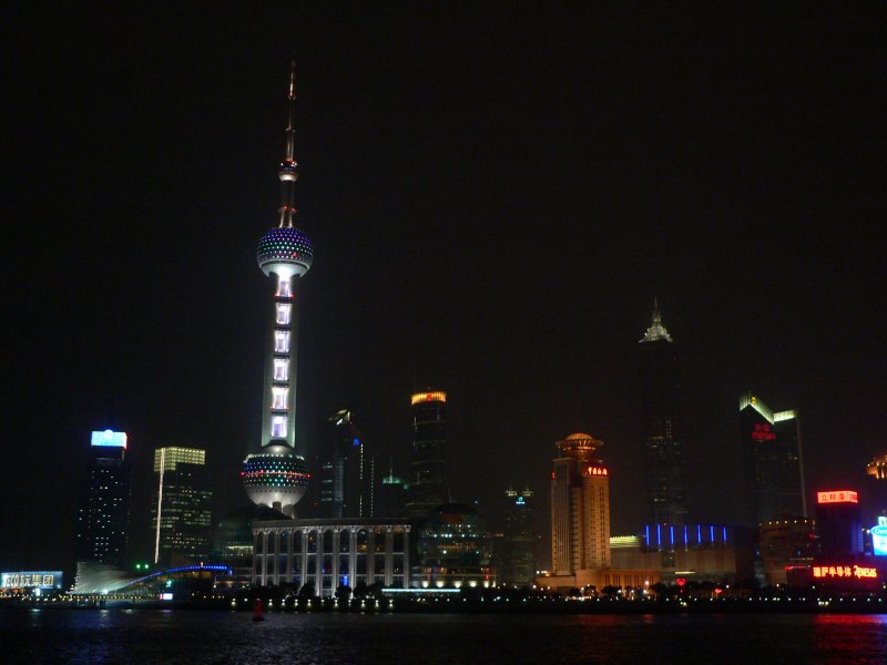 Pearl Tower bei Nacht. Vom Bund aus gesehen. April 2006