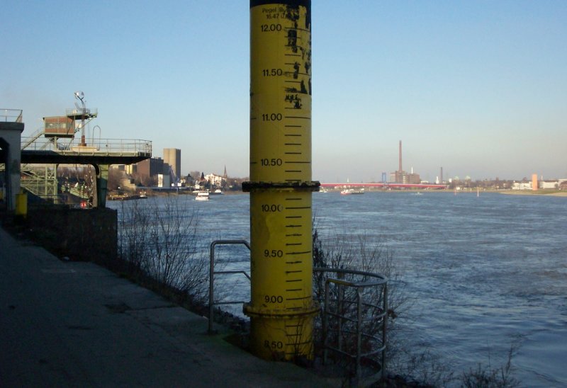 Pegel am Rhein - Im Hintergrund die Homberger Rheinbrcke