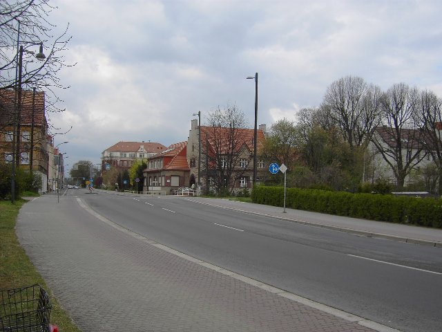 Pestalozzistrae, Gasstrae im Hintergrund rechts, das Pestalozzi-Gymnasium. 