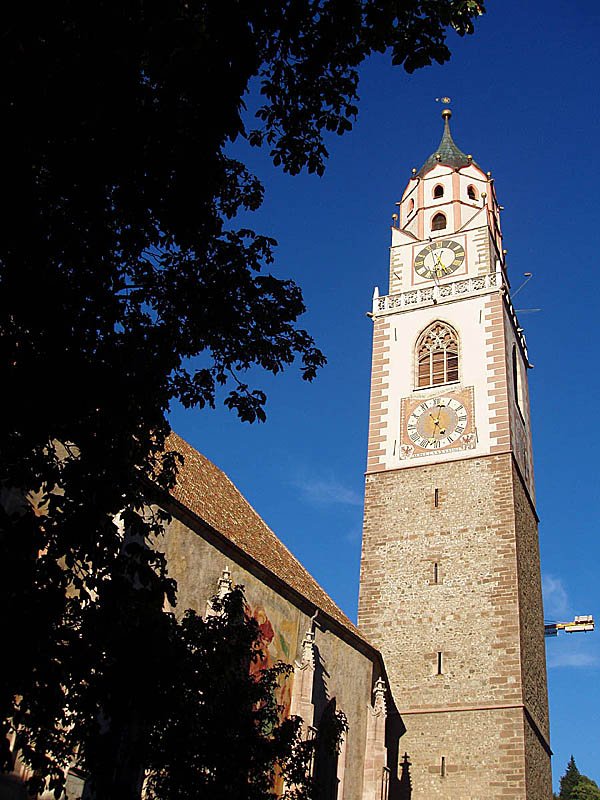 Pfarrkirche St. Nikolaus, Meran. Aussenaufnahme des markanten Turms (ab 1300, Aufstockung nach und nach bis 1618). Aufnahme vom 31. Aug. 2006
