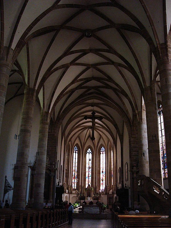 Pfarrkirche St. Nikolaus, Meran. Blick nach Osten, krummes Schiff wegen Bercksichtigung der Topografie, sptgotisches Netzrippengewlbe, Innenaufnahme vom 30. Aug. 2008