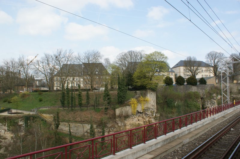 Plateau du Rham (Ein Alters und Pflegeheim)aufgenommen am 07.04.2009 von der Eisenbahnbrcke (Strecke Luxemburg - Wasserbillig)ber die Alzette.