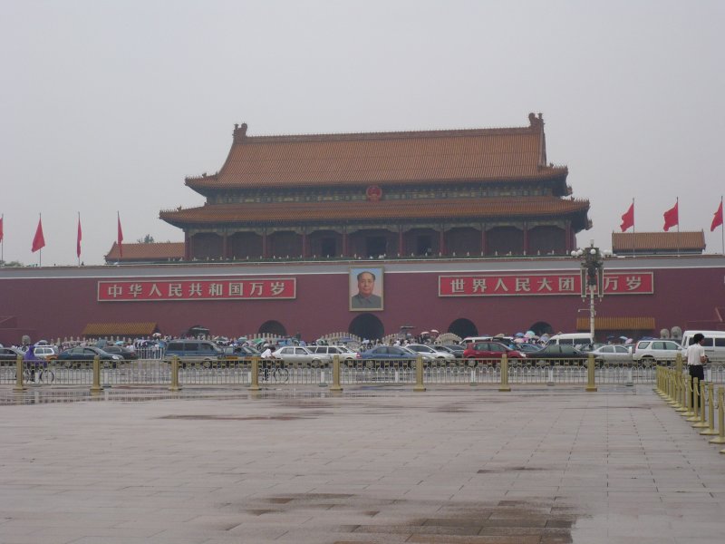 Platz des himmlischen Friedens vor der verbotenen Stadt. Das Mao-Bild wird jedes Jahr neu gemalt, damit es immer gut aussieht. 09/2007