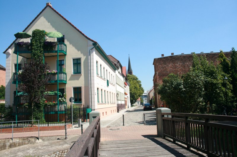 Poetensteig/Kleine Kirchstrae, Teil des Oder-Neisse-Radweg, Der Fernradweg fhrt hier eigentlich ber die Brcke. verschiedene Kartenverlage schicken hier die Radfahrer nicht ber die Brcke.