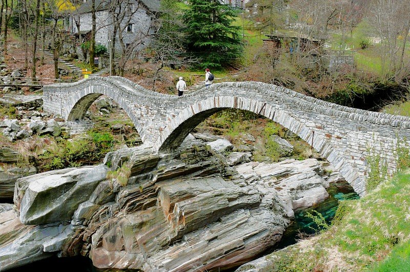 Ponte dei Salti ber die Verzasca bei Lavartezzo am 09.04.2008