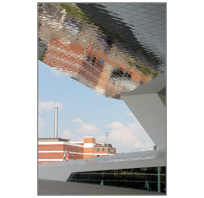 Porschemuseum Stuttgart-Zuffenhausen: Spiegelung der Umgebung im schwebenden Baukrper. 30.06.2009 (Matthias)