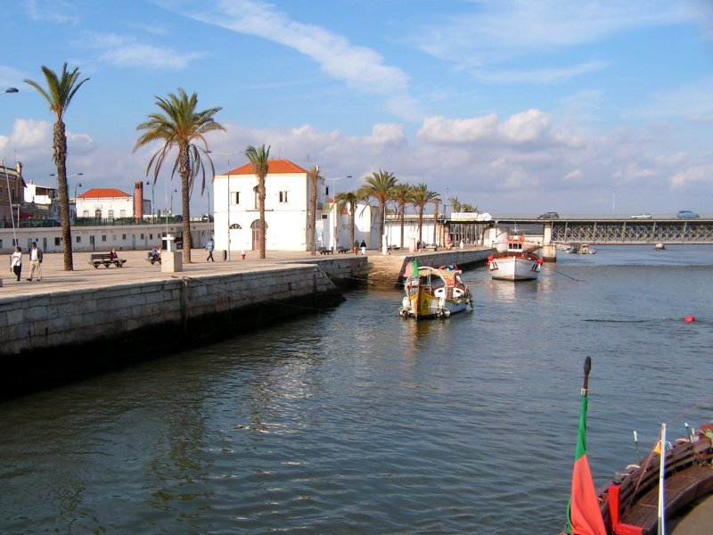 PORTIMO (Concelho de Portimo), 18.10.2005, hier war frher der Hafen mit den vielen Restaurants, in denen die Sardinen und anderer frischer Fisch gegrillt wurden; der Hafen liegt heute auf der anderen Seite des Rio Arade und die Restaurants liegen weiter hinten und sind alle in einem hsslichen Gebudeklotz untergebracht