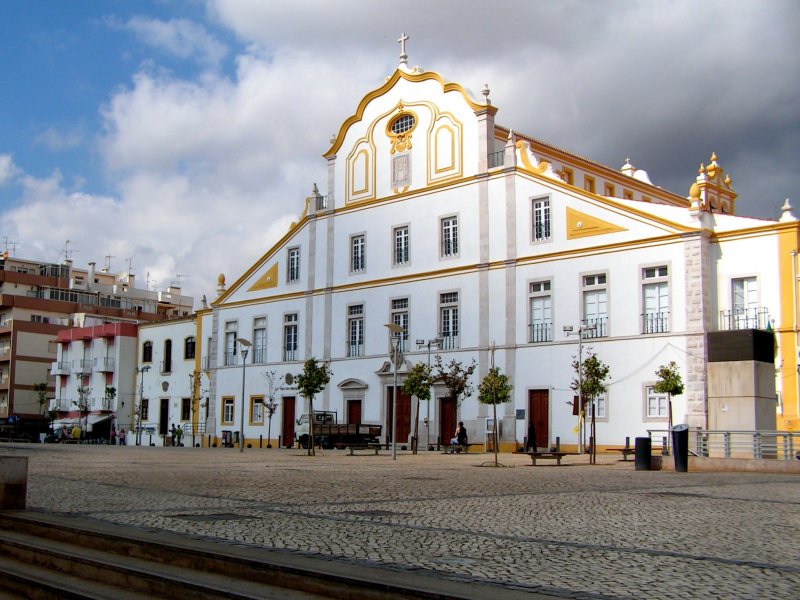 PORTIMO (Concelho de Portimo), 18.10.2005, vor diesem Jesuiten-Kloster befand sich frher die Markthalle, Mittelpunkt eines pulsierenden Lebens (aber dafr hat man jetzt einen schnen Blick auf das Kloster)