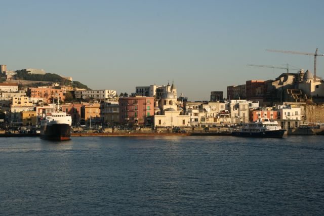 Pozzuoli liegt am Golf di Pozzuoli, einem Seitenarm des Golf di Napoli. Von hier fahren die Autofhren nach Prcida und Ischia.