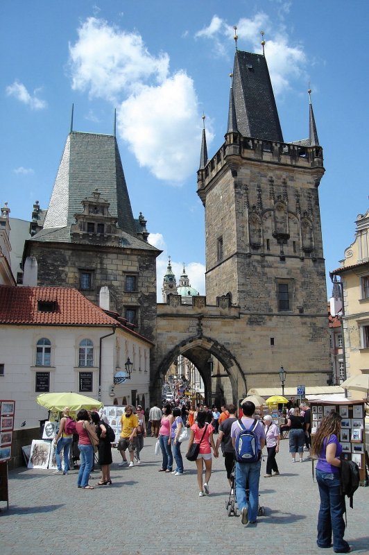 Prag. Auf der Karluv most ( Karlsbrcke ). Die Brcke wird zur Zeit restauriert, daher eine einzige Baustelle.  18.6.09