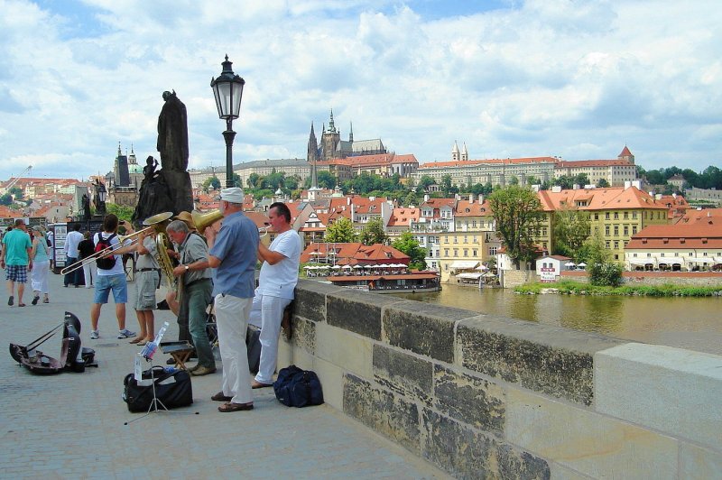 Prag. Jazzmusiker auf der Karlsbrcke. Im Hintergrund die Burg der Hradschin.  18.6.09