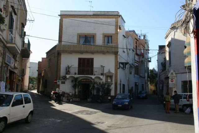 Prcida besteht meistens aus verwinkleten gassen und kleinen Straen. Hier ein Blick in die Kreuzung Via Monsignore Scotto Pagliara / Via Pizzaco; 26.01.2008