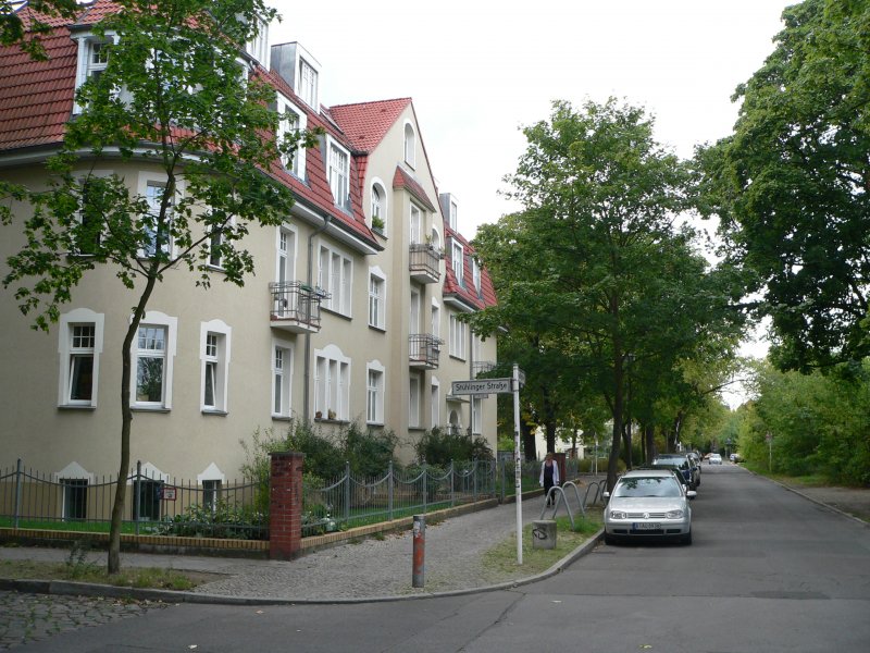 Prinzenviertel in Berlin-Karlshorst. Hier findet sich eine interessante Mischung aus Wohnhusern. Zunchst war das Viertel, das Ende des 19. Jahrhunderts gegrndet wurde, als Bauland fr Einfamilienhuser gedacht. Die zunehmend attraktive Lage (in der Nhe gab es eine Trabrennbahn) fhrte dann zum Bau von mehrgeschossigen Stadtvillen. 29.8.2008