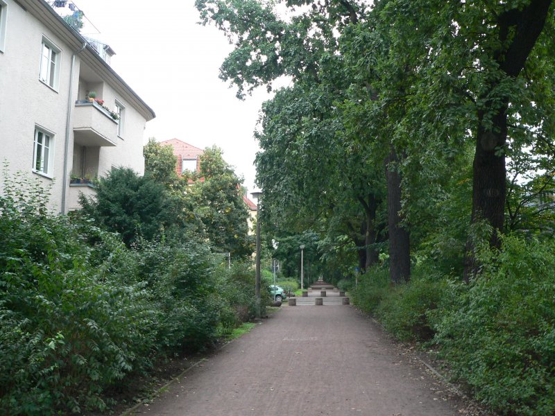 Prinzenviertel in Karlshorst: Der Traberweg verluft parallel zur Ehrlichstrae. Er wird von Fugngern genutzt und bietet Anbindung an Spielpltze. 29.8.2008