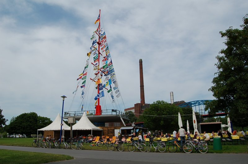 Rad- und Wanderstop am Rhein. In der Nhe des Duisburger Hafens liegt dieser gemtliche Biergarten.