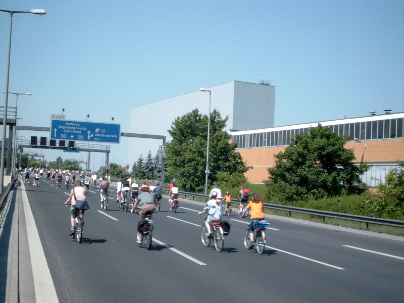 Radfahrer auf der Autobahn? Das gibt es regelmig - bei der Fahrradsternfahrt in Berlin. 2004