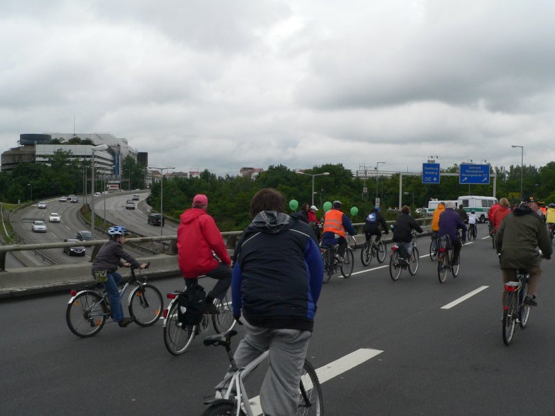 Radfahrer und Autofahrer - nicht immer ein einfaches Verhltnis. Dabei sind die Regeln fr beide Seiten eigentlich ziemlich klar. 7.6.2009