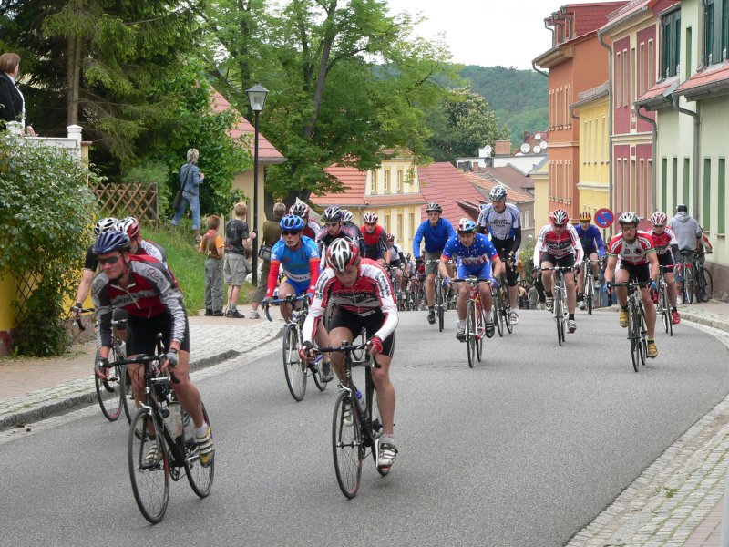 Radrennen in Buckow. Das Rennen ist in mehrere Gruppen aufgeteilt, so gibt es u.a. auch ein Jedermannrennen. 18.5.2008